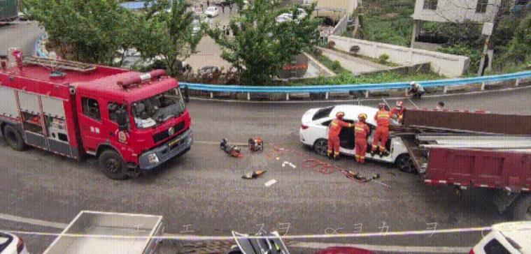 网约车突发惨烈事故！钢筋直插两位乘客身体，司机他……