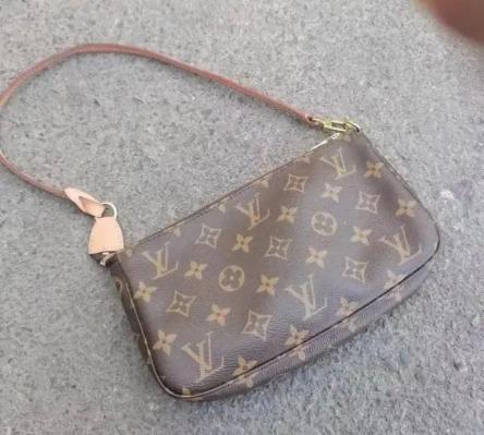 网约车上遗落LV包，被司机要600，女乘客：最多给300